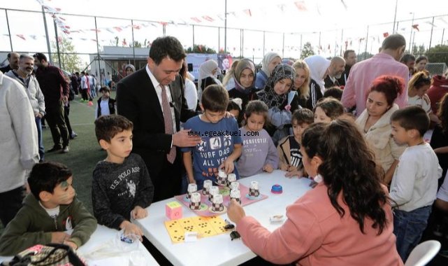 Bayraklı’da çocuklar mahalle şenliğinde buluştu