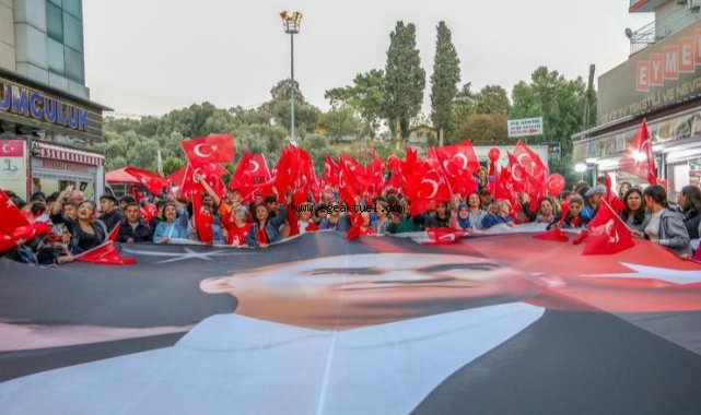 Bayraklı’da Cumhuriyet meşalesi 101’inci yılında büyük coşku