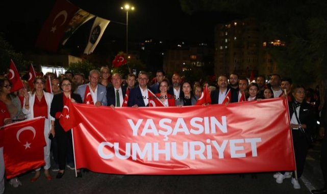 Karabağlarda coşkulu Cumhuriyet Korteji