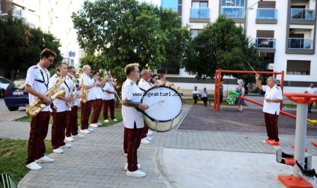 Karşıyaka Belediye Bandosu’ndan coşku dolu sokak konserleri
