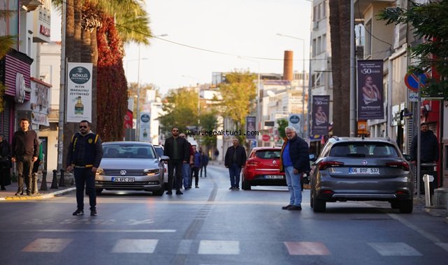 Ayvalık'ta hayat 9.05'de saygıyla durdu 