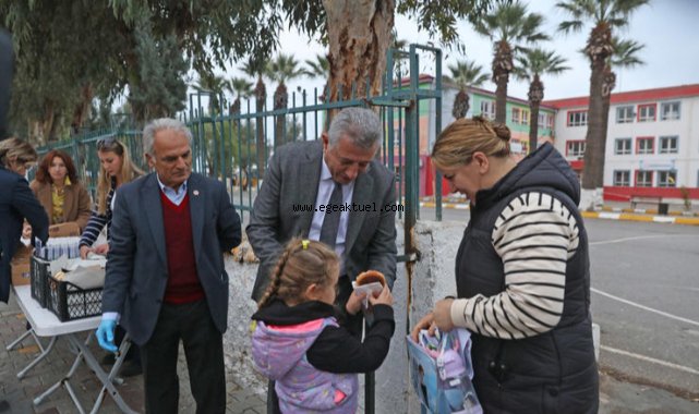 Güzelbahçe Belediyesi'nden öğrencilere süt ve pohaça