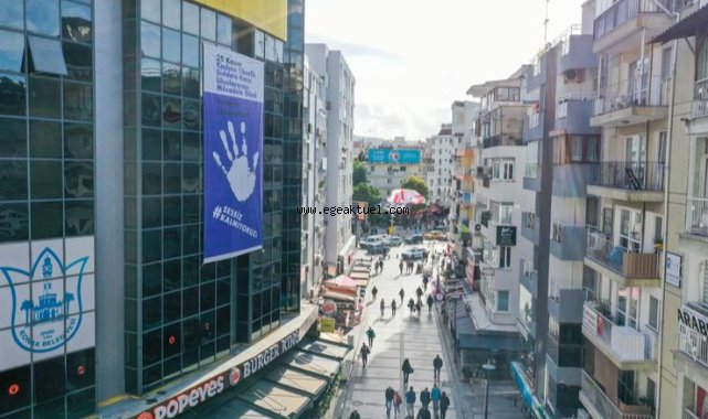 Konak’tan şiddete karşı dev afiş: Sessiz kalmıyoruz!