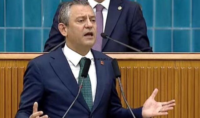 Madalya taktıkları teğmenlere saldırıyorlar