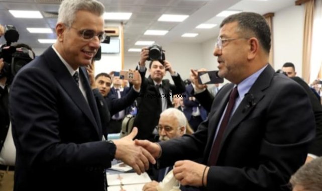Mecliste protesto: Salonu terk etti