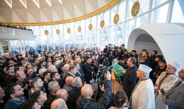 Özgür Özel cenazede yalnız bırakmadı