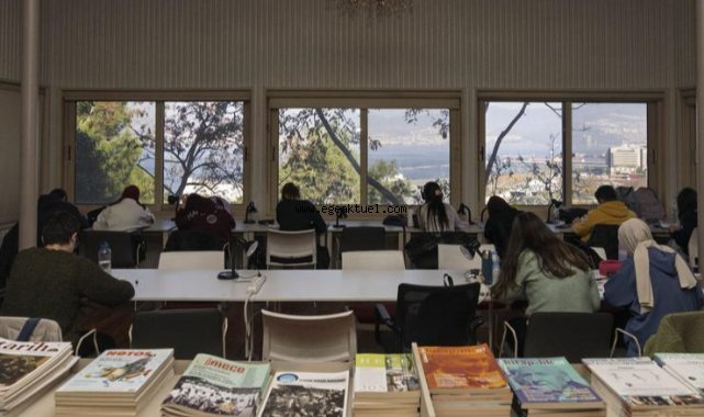 İzmir’in kütüphaneleri binlerce genci ağırlıyor