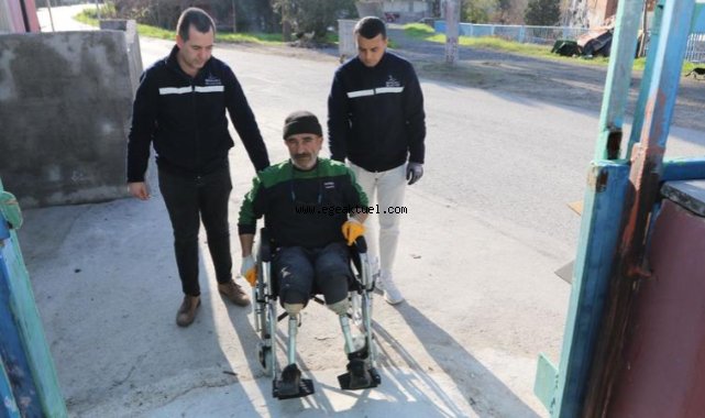 Bayraklı Belediyesinden engelli vatandaşlara tekerlekli sandalye