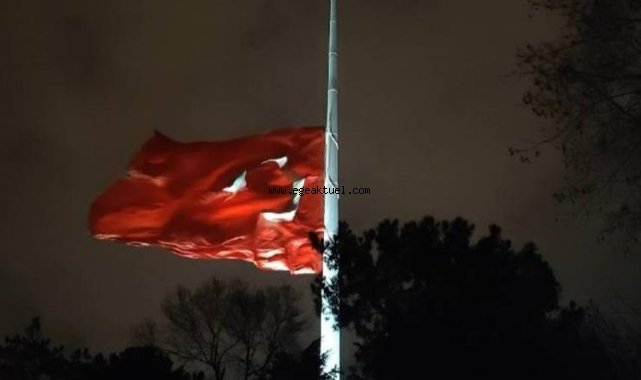 Tüm yurtta bayraklar yarıya indirildi!