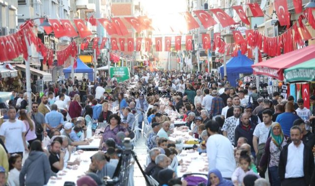 Bayraklı’da iftar sofraları ve Ramazan şenlikleri