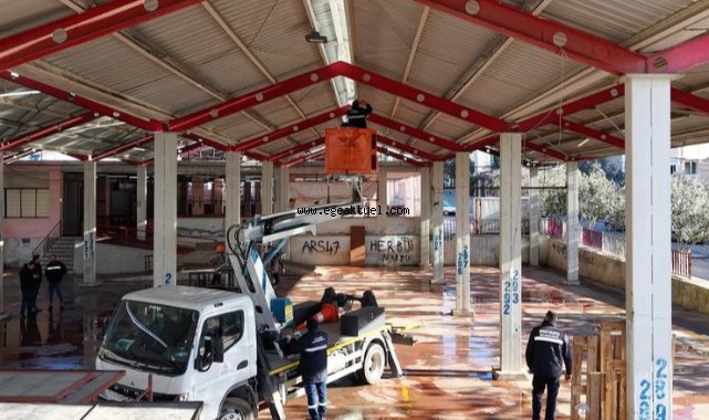 Bayraklı’da pazar yerleri yenileniyor