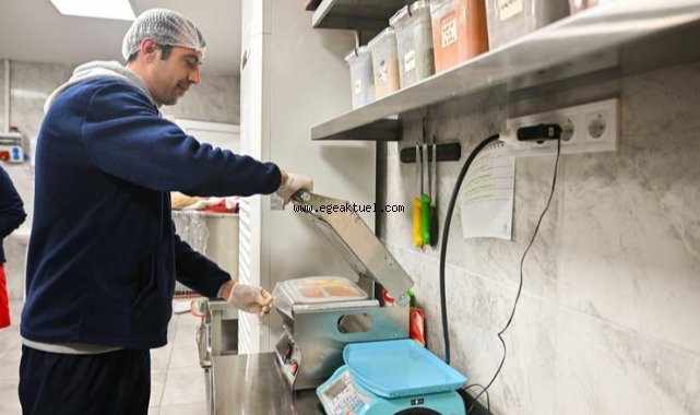 Bornova’da yaşlılara sıcak yemek hizmeti