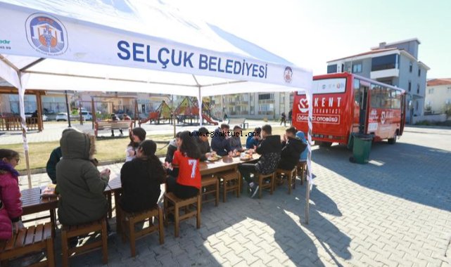 Efes Selçuk’ta öğrencilere Gıda Dayanışması ve Öğrenci Otobüsü desteği