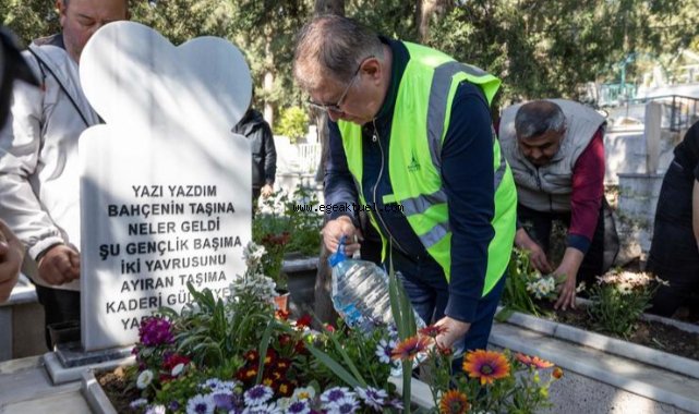 Başkan Tugay İzmirlilerle mezarlıkta çevre temizliği yaptı