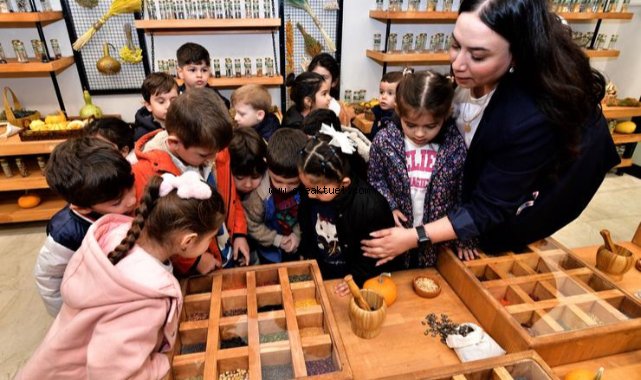 Bornova’da minik eller toprakla buluştu