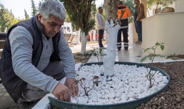 İzmir’de bayram öncesi mezarlıklara özel bakım