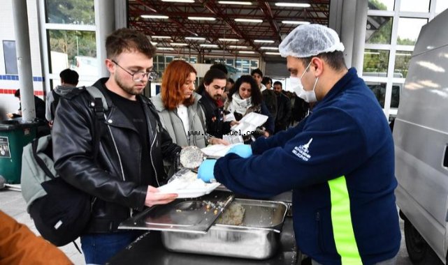 İzmir’de öğrencilerin yanında Büyükşehir var