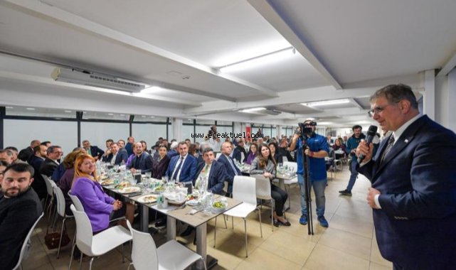 İzmirli meclis üyeleri aynı sofrada iftar yaptı