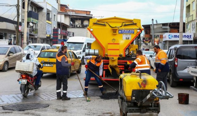 Karabağlar’da Yollar Asfalt Yama Robotuyla Hızla Onarılıyor