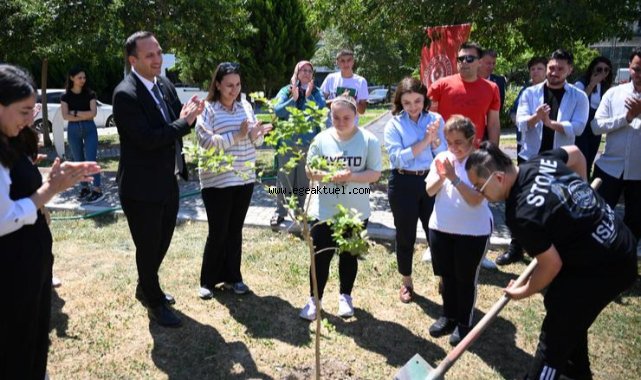 Bornova’da fidanlar toprakla buluştu. 