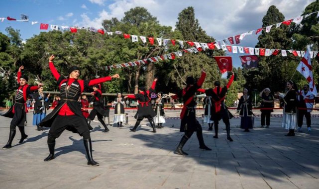 Bornova’da halayla bütünleşen kültürler buluşması
