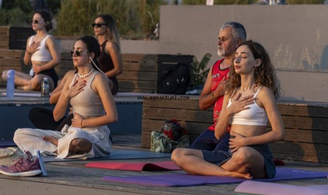 Karşıyaka’da gün batımında yoga buluşması
