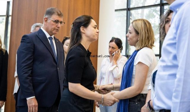 Merhum Başkan Zeyrek'in ailesi ile CHP Lideri Özel taziyeleri kabul etti