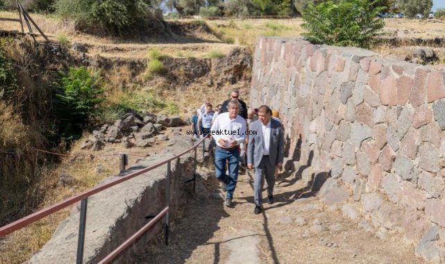 Başkan Tugay Smyrna kazılarını inceledi