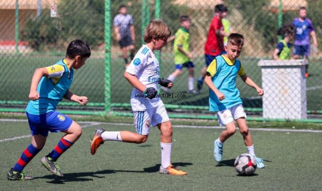 Bucalı minik kramponlar futbol eğitiminde