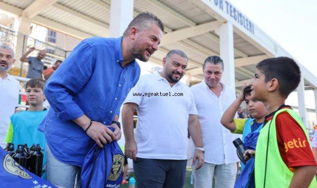 Profesyonel futbolcular geleceğin yıldızlarına hocalık yaptı