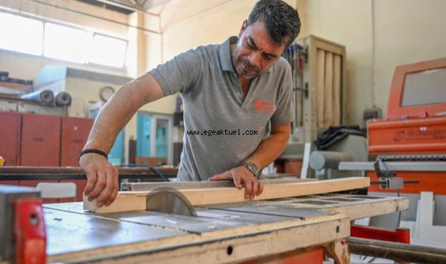 Bornova’nın parklarına yeni nesil oturma alanları