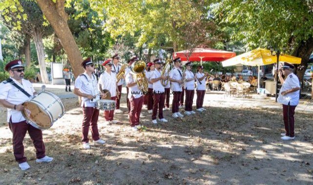 Karşıyaka Belediye Bandosu’ndan sokak konserleri
