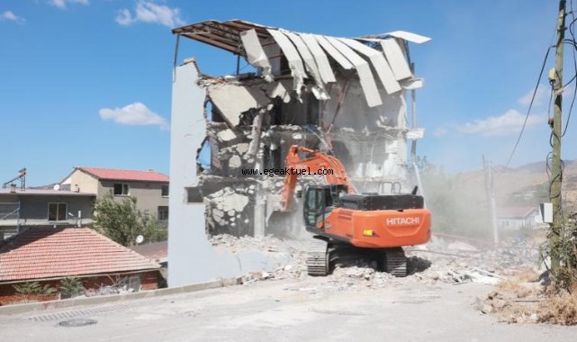 Bayraklı’da 5 katlı kaçak yapı yıkıldı