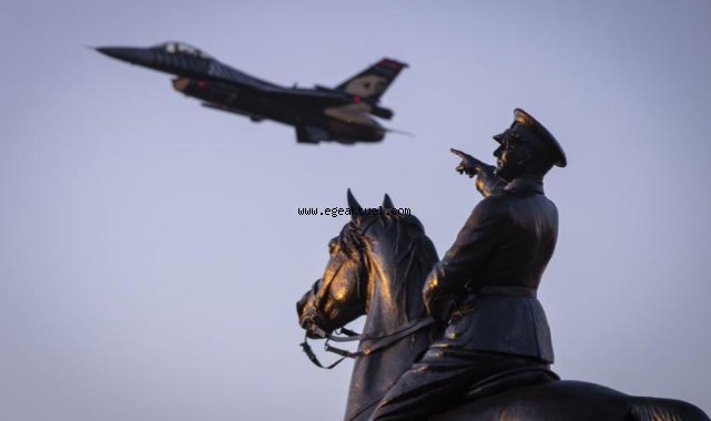 İzmir semalarında “kurtuluş” coşkusu