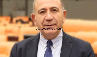 Tekin İl binası önünde açıklama yapıyor