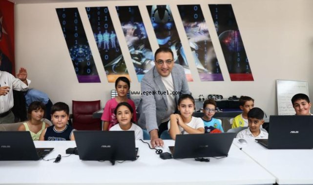 Yiğit, Robotik Kodlama Kursu öğrencileriyle buluştu