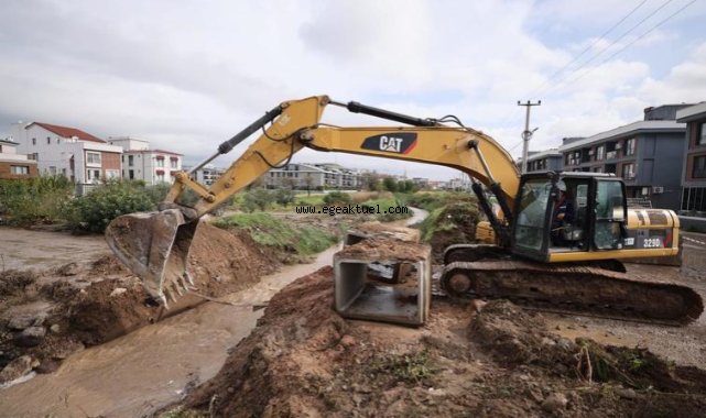 İzmir Büyükşehir Belediyesi ekipleri Bergama’da aşırı yağışlarla mücadele ediyor