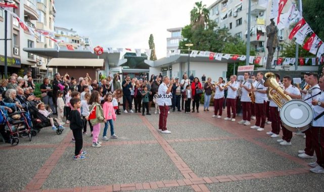 Karşıyaka’da 7’den 77’ye Cumhuriyet coşkusu!
