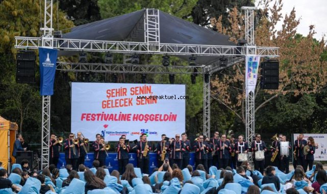 Üniversiteli gençler İzmir’e festivalle “merhaba” dedi