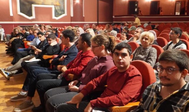 İş hayatına hazırlanan nöroçeşitli gençlerin mezuniyet sevinci