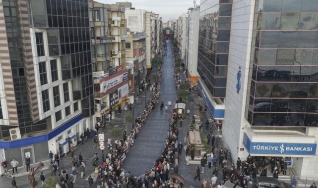 Karşıyaka tek yürek oldu, Ata’ya selam durdu!