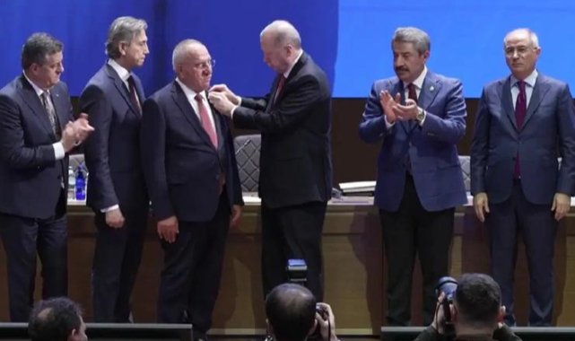 Erdoğan, 4 belediye başkanına rozet taktı