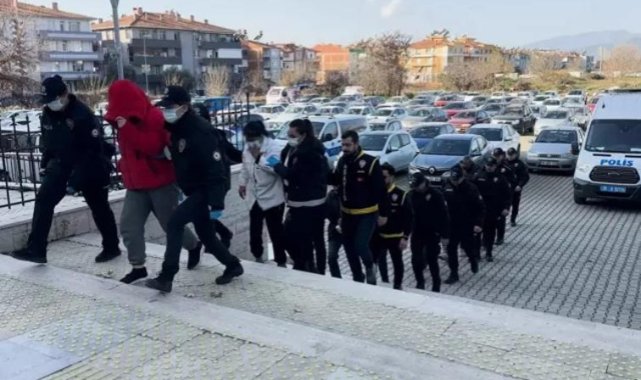 İzmir'de fuhuşa aracılık eden şüphelilere operasyon; 8 gözaltı