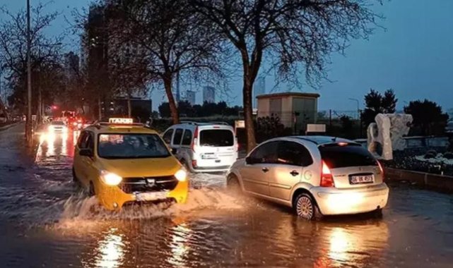 İzmir'de sağanak hayatı felç etti