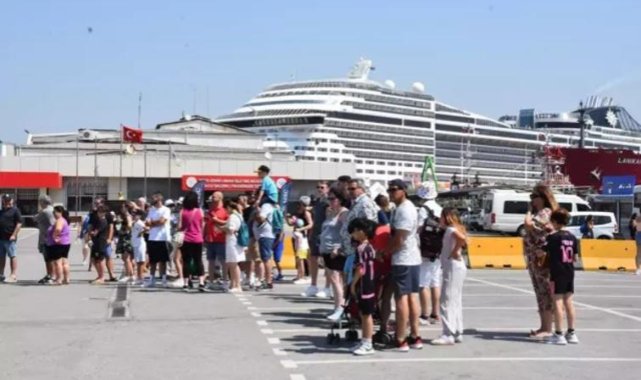 İzmir'e 2025’te 51 kruvaziyer ile 87 bin 358 turist geldi
