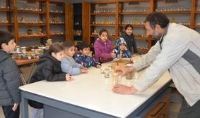 Üretici Pazarında çocuklara tohum, ailelerine sirke yapım atölyesi