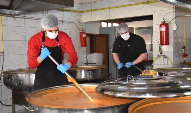 Menemen Belediyesi Aşevi'nden her gün 10 bin kişiye yemek