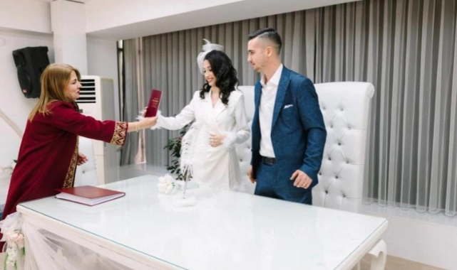 Balçova’da yeni evlenen çiftlere alışveriş kartı desteği