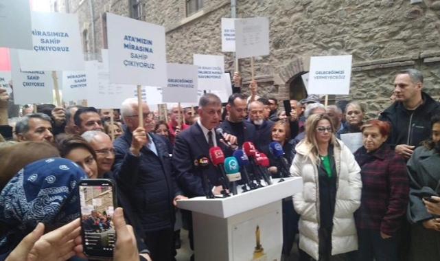 Başkan Tugay'dan Meslek Fabrikası önünde açıklama: "İzmir'in malını koruyacağız"