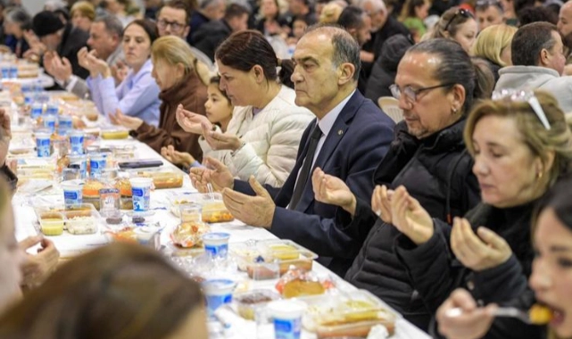 Büyükşehir’in iftar sofrası bu kez Foça’da kuruldu